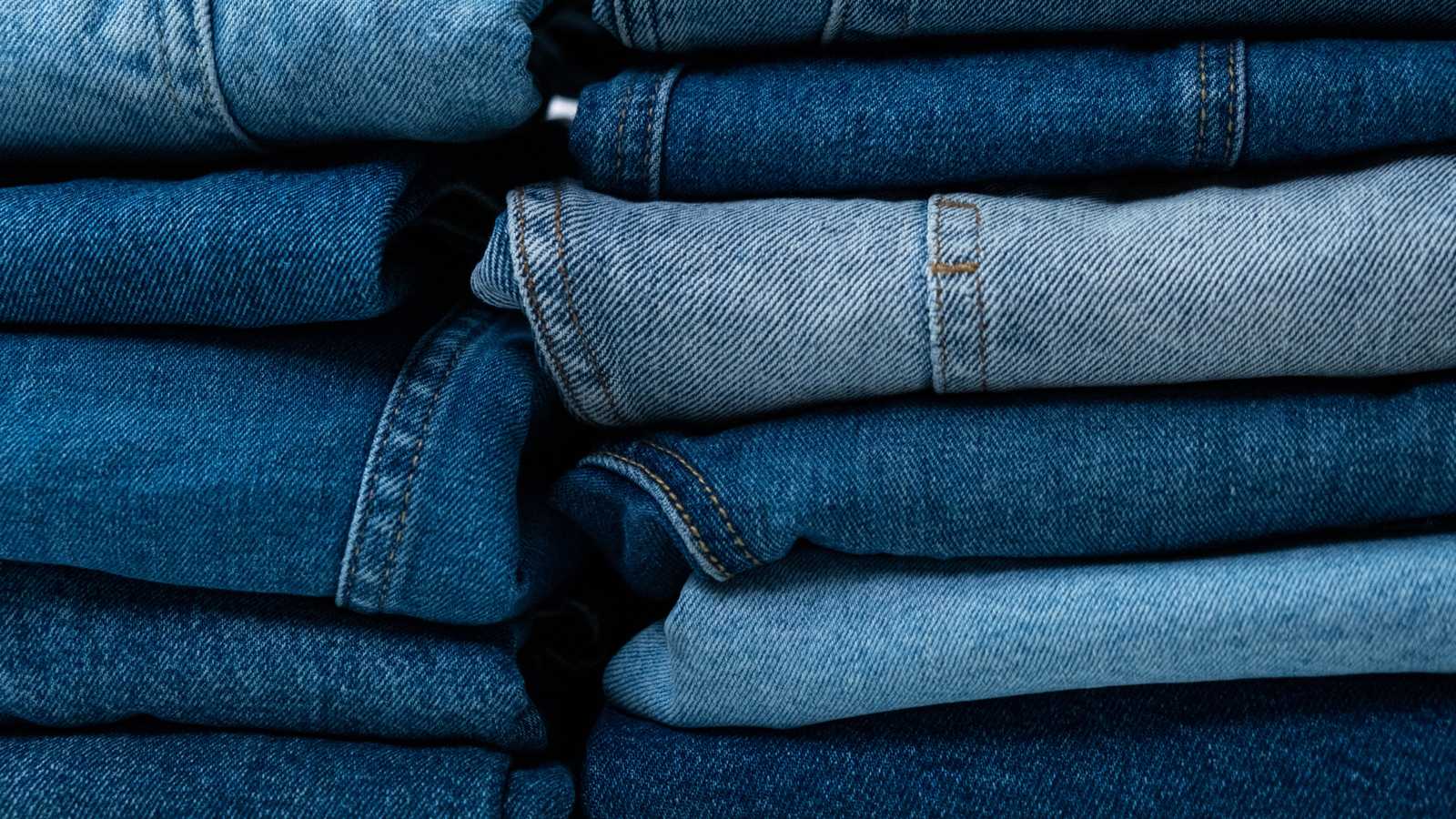 02 jea Pile de jeans allant du délavage clair au bleu foncé