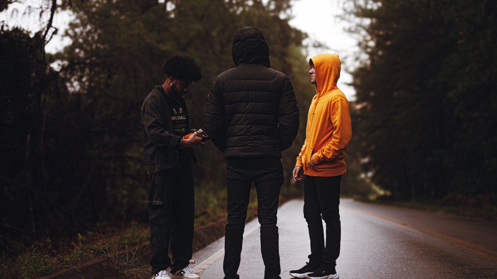 02 lay Trois personnes en vestes et hoodies sur une route en automne
