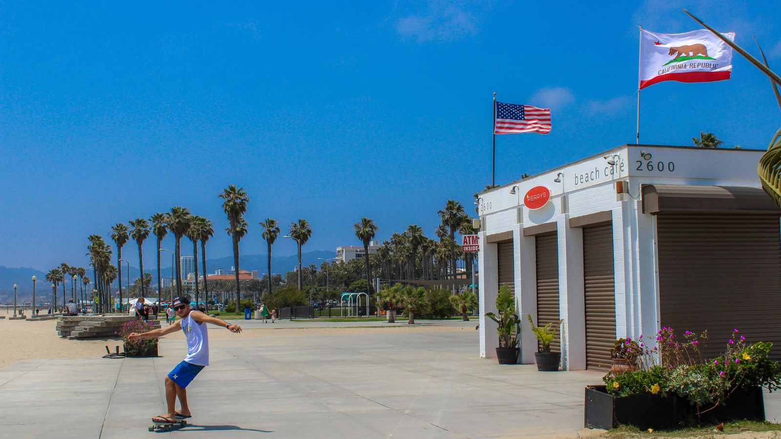 04 stu Front de mer californien bordé de palmiers avec un drapeau américain et un drapeau de la Californie