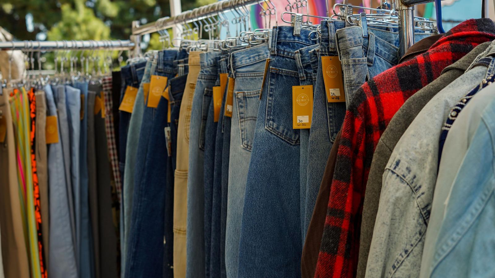 05 fri Portant de vestes en jean et chemises à carreaux avec étiquettes