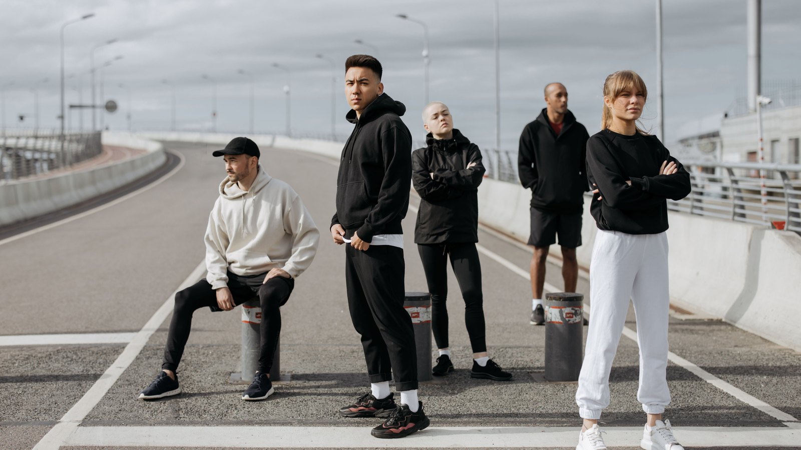 05 hoo Groupe de personnes en sweats et joggings sur une route