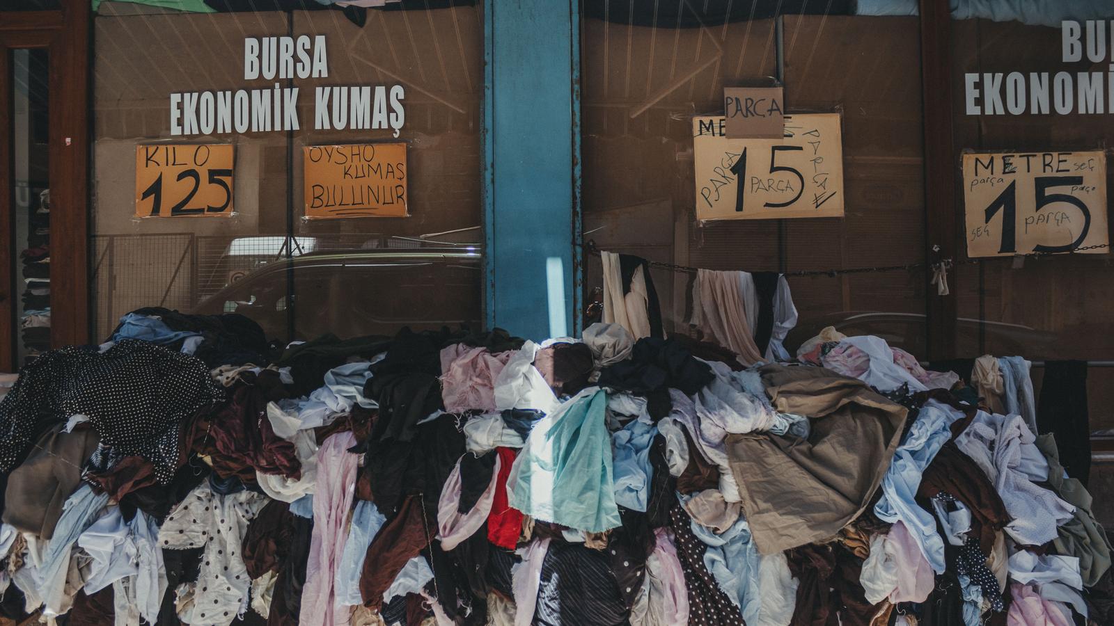 06 inv Marché de tissus en vrac avec des pancartes de prix au kilo et au mètre