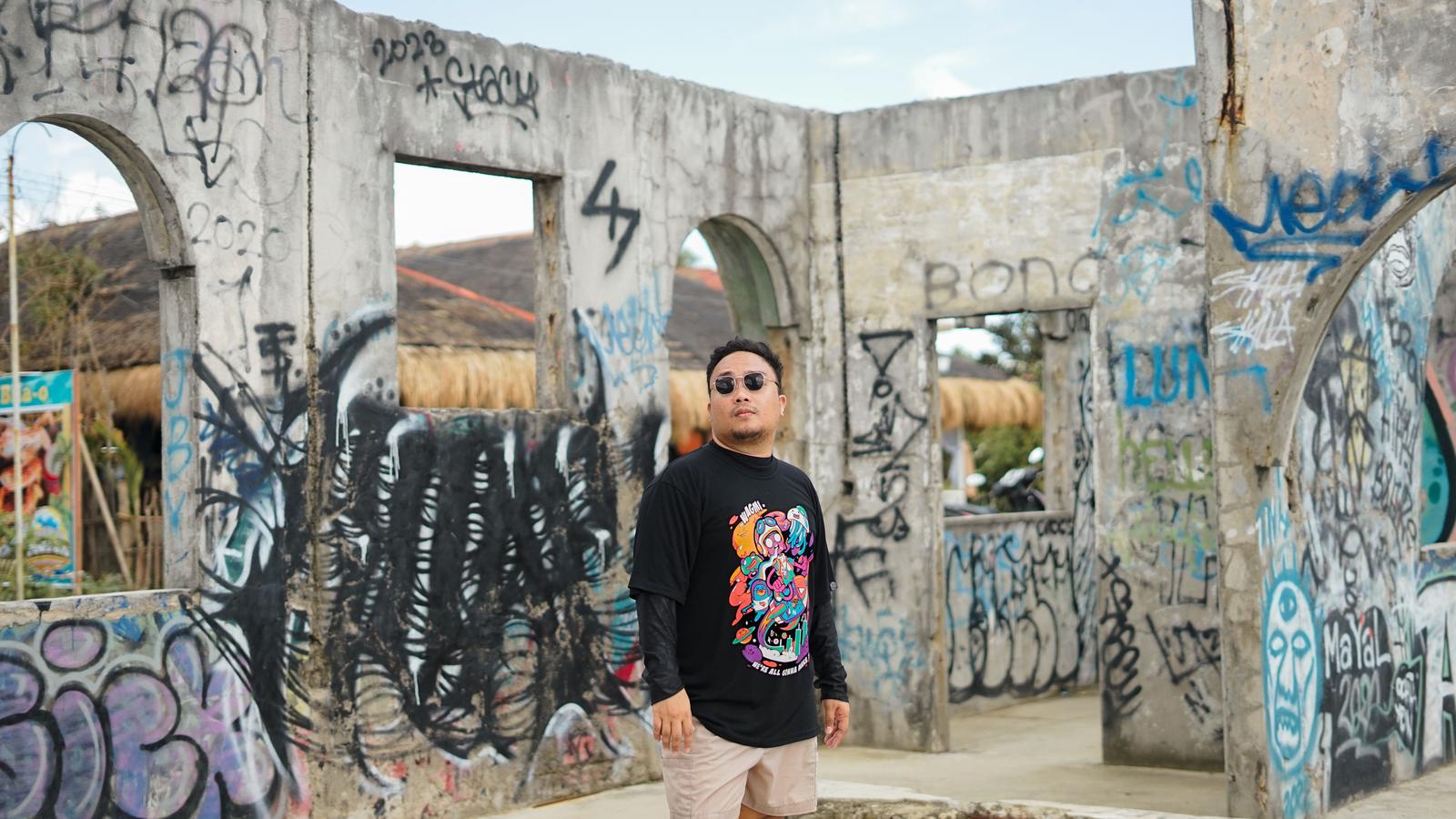 Personne debout dans un bâtiment abandonné couvert de graffitis