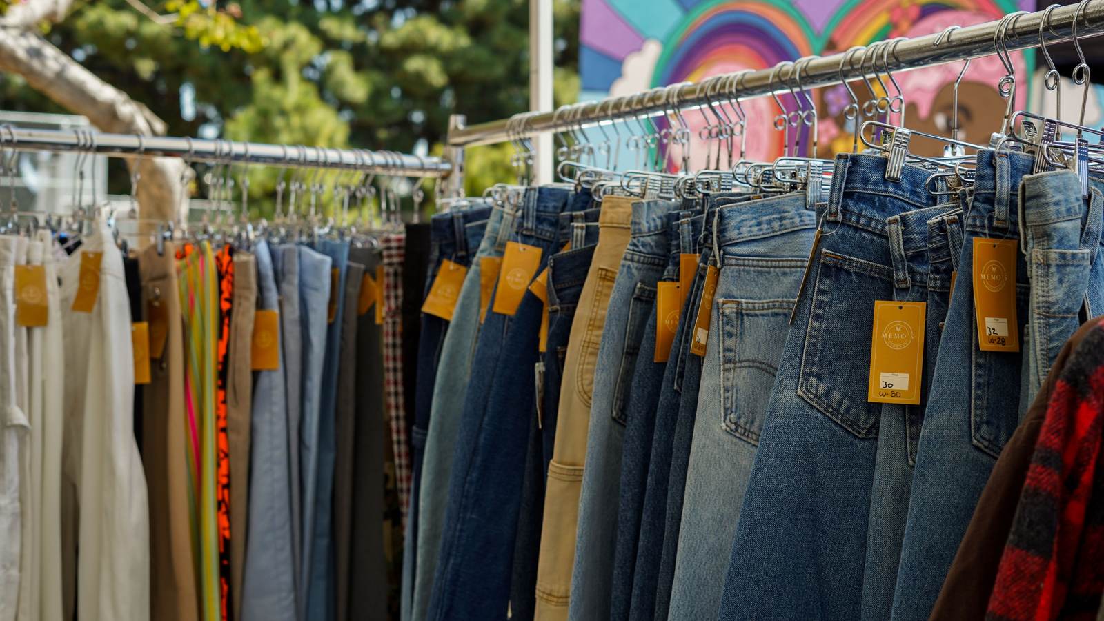 10 fri Rangée de jeans d'occasion suspendus avec leurs étiquettes