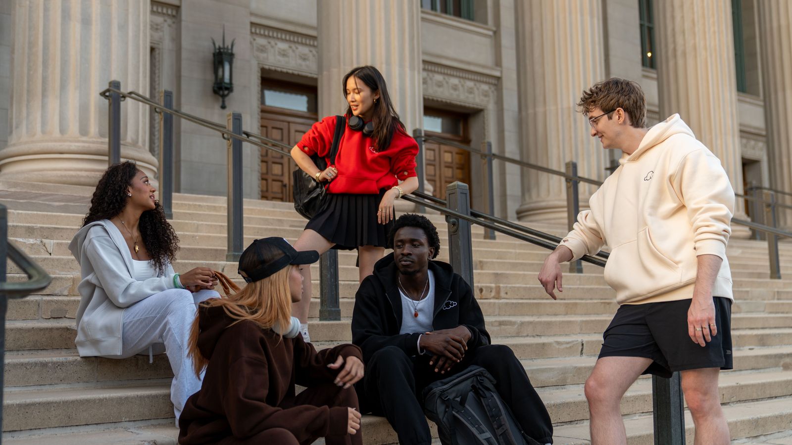 10 hoo Groupe de jeunes assis sur des marches en tenues streetwear